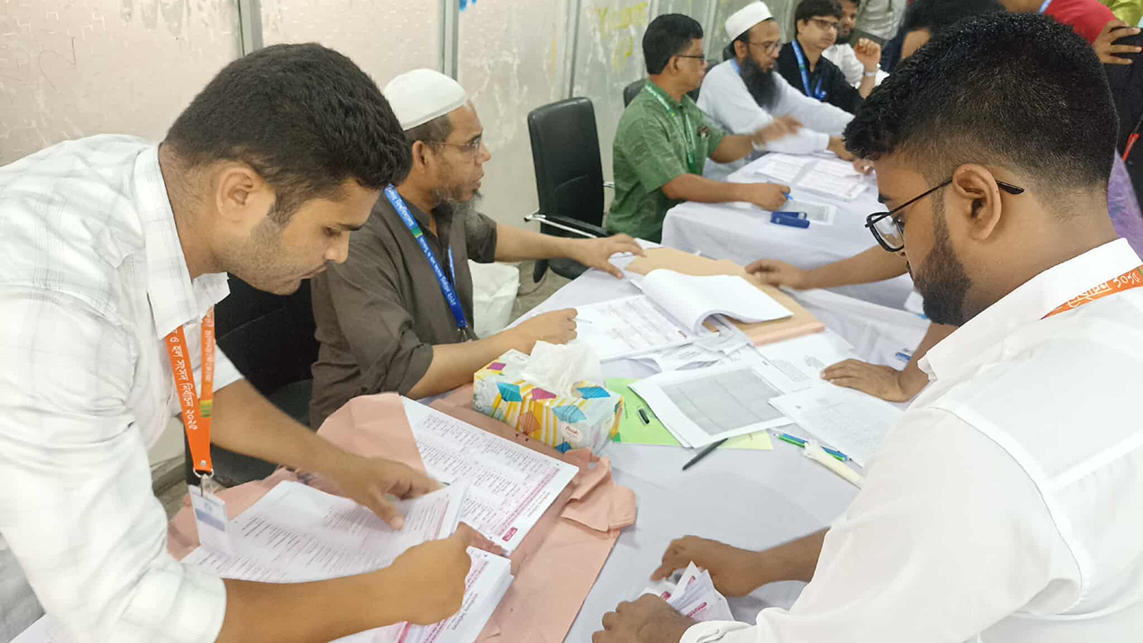 জাকসু নির্বাচনে ব্যালটে ভুলের অভিযোগ